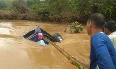 ေရစီးႏွင္႔ေမ်ာပါသြားသည္႔ေမာ္ေတာ္ကားအားေတြ႔ရစဥ္ (ဓာတ္ပံု-- ျပည္ထဲေရးဝန္ႀကီးဌာန)