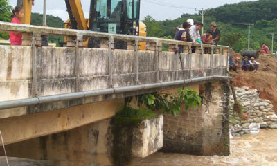 က်ဳိင္းလပ္ၿမဳိ႕၌ ၿမဳိ႕အဝင္တံတား ခ်ဥ္းကပ္လမ္း ေရတုိက္စားမႈျဖစ္ပြားစဥ္ (ဓာတ္ပံု-- MOI)