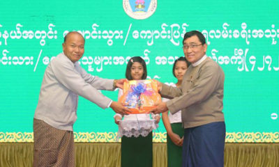 ရခိုင္ျပည္နယ္ တြင္ ေရလမ္းခရီးကို အသံုးျပဳ၍ ေက်ာင္းတက္ ေက်ာင္းဆင္းရေသာ ေက်ာင္းသား ေက်ာင္းသူမ်ားအတြက္ အသက္ကယ္ အက်ႌမ်ား ေထာက္ပံ့ေပးအပ္ပြဲ အခမ္းအနားအား ေတြ ့ရစဥ္(ဓာတ္ပုံ-MOI)