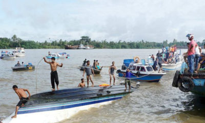 အင္ဒိုနီးရွားႏုိင္ငံတြင္ ယခင္ကျဖစ္ပြားခဲ့သည့္ ေလွတိမ္းေမွာက္မႈ တစ္ခုအားေတြ႕ရစဥ္ (ဓါတ္ပံု-အင္တာနက္)