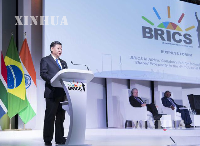 ေတာင္အာဖရိကႏိုင္ငံ ဂ်ိဳဟန္နက္စ္ဘာ့ဂ္ၿမိဳ႕တြင္ ျပဳလုပ္ေသာ BRICS စီးပြားေရးဖိုရမ္၌ မိန္႔ခြန္းေျပာၾကားေနသည့္ တ႐ုတ္ႏို္င္ငံ သမၼတ ရွီက်င့္ဖိန္အား ေတြ႕ရစဥ္ (ဆင္ဟြာ)