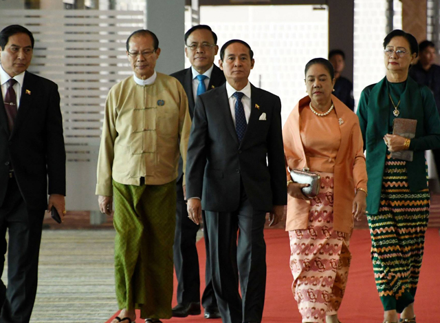 ႏိုင္ငံေတာ္သမၼတ ဦး၀င္းျမင့္ႏွင့္ ဇနီး ေဒၚခ်ိဳခ်ိဳ တို႔အား ေနျပည္ေတာ္ အျပည္ျပည္ ဆုိင္ရာ ေလဆိပ္၌ ေတြ ့ရစဥ္(ဓာတ္ပုံ-Myanmar President Office)