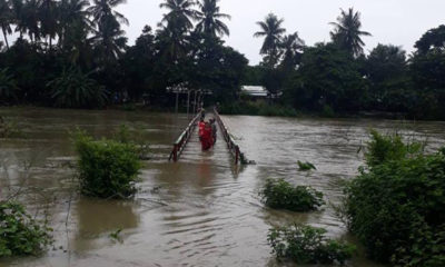 ျဖဴးေခ်ာင္းအတြင္း ေရထဲေမ်ာပါသြားေသာ တံတားအားေတြ႕ရစဥ္(MOI)