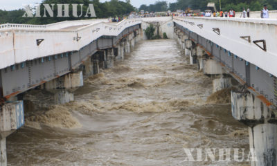 ဆြာေခ်ာင္းေရတမံ ေရထိန္းက်ိဳးပဲ့ၿပီး ေရႀကီးေနမႈအား ကယ္ဆယ္ေရးေဆာင္ရြက္စဥ္ (ဆင္ဟြာ)