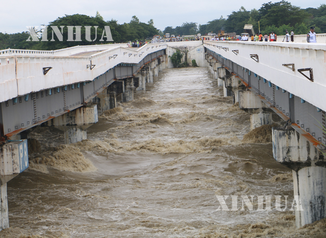 ဆြာေခ်ာင္းေရတမံ ေရထိန္းက်ိဳးပဲ့ၿပီး ေရႀကီးေနမႈအား ကယ္ဆယ္ေရးေဆာင္ရြက္စဥ္ (ဆင္ဟြာ)