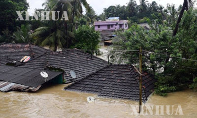 အိႏိၵယႏုိင္ငံတြင္ မိုးရြာသြန္းမႈေၾကာင့္ ေရလႊမ္းမိုးေနသည္ကို ေတြ႕ရစဥ္ (ဆင္ဟြာ)