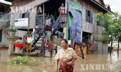 လူေနရပ္ကြက္အတြင္း ေရ၀င္ေနမႈမ်ားအား ေတြ႔ရစဥ္(ဆင္ဟြာ)