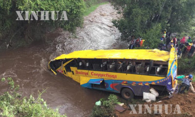 အိႏိၵယႏိုင္ငံတြင္ ယခင္က ျမစ္ထဲျပဳတ္က်ခဲ့သည့္ ေမာ္ေတာ္ယာဥ္တစ္စီးအားေတြ႕ရစဥ္ (ဆင္ဟြာ)