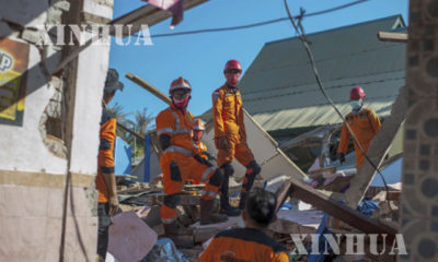 အင္ဒိုနီးရွားႏုိင္ငံ Lombok ကၽြန္းတြင္ ငလ်င္လႈပ္ခတ္မႈေၾကာင့္ အပ်က္အစီးမ်ားၾကားမွ ကယ္ဆယ္ေရးလုပ္ေဆာင္ေနသူမ်ားအား ၾသဂုတ္လ ၇ ရက္က ေတြ႕ရစဥ္ (ဆင္ဟြာ)