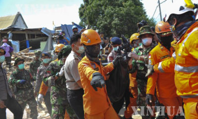 အင္ဒိုနီးရွားႏိုင္ငံ Lombok ေျမာက္ပိုင္းတြင္ ငလ်င္လႈပ္ခတ္ခဲ့ၿပီးေနာက္ အပ်က္အစီးမ်ားၾကားမွ ဒဏ္ရာရသူတစ္ဦးအား ကယ္ဆယ္လာသည္ကို ၾသဂုတ္လ ၈ ရက္က ေတြ႕ရစဥ္ (ဆင္ဟြာ)