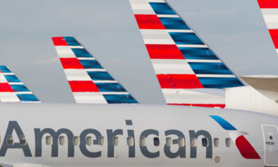 ခရီးသည္မ်ား ေနမေကာင္းျဖစ္ခဲ့သည့္ American Airline မွ ေလယာဥ္တစ္စီးအား Philadelphia အျပည္ျပည္ဆိုင္ရာ ေလဆိပ္၌ ေတြ႕ရစဥ္ (ဓါတ္ပံု-အင္တာနက္)