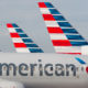 ခရီးသည္မ်ား ေနမေကာင္းျဖစ္ခဲ့သည့္ American Airline မွ ေလယာဥ္တစ္စီးအား Philadelphia အျပည္ျပည္ဆိုင္ရာ ေလဆိပ္၌ ေတြ႕ရစဥ္ (ဓါတ္ပံု-အင္တာနက္)