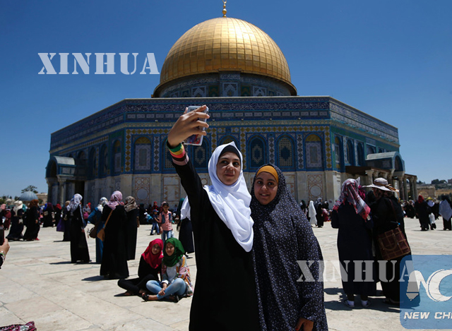အစၥေရးႏို္င္ငံ ေဂ်႐ုဆလမ္ၿမိဳ႕ရွိ Al-Aqsa mosque ဗလီေက်ာင္းဝင္အတြင္း ခရီးသြားမ်ားအား ေတြ႕ရစဥ္ (ဆင္ဟြာ)