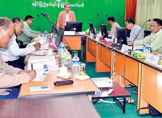 ရခိုင္ျပည္နယ္ ရင္းႏွီးျမႇဳပ္ႏွံမႈ ေကာ္မတီ၏ (၄/၂ဝ၁၈) ႀကိမ္ေျမာက္ အစည္းအေဝး က်င္းပစဥ္(ဓာတ္ပုံ-Myanmaalinn)