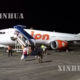 Lion Air ေလယာဥ္တစ္စင္းေပၚသို႔ ခရီးသည္မ်ား တက္ေရာက္ေနသည္ကို ေတြ႕ရစဥ္ (ဆင္ဟြာ)