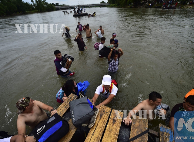 အေမရိကန္ႏုိင္ငံ၌ ခုိလႈံခြင့္ရရန္ႀကိဳးပမ္းေနၾကေသာ ကာေရဗီယံေဒသမွ ေရႊ ့ေျပာင္းေနထုိင္သူမ်ားအားေတြ ့ရစဥ္(ဆင္ဟြာ)