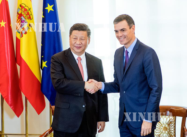 တရုတ္ႏိုင္ငံ သမၼတ ရွီက်င့္ဖိန္ (ဝဲ) ႏွင့္ စပိန္ႏုိင္ငံ ဝန္ႀကီးခ်ဳပ္ Pedro Sanchez (ယာ)တို႕ စပိန္ႏုိင္ငံ မက္ဒရစ္ၿမိဳ႕တြင္ ႏိုဝင္ဘာ ၂၈ ရက္ကေတြ႕ဆံုစဥ္ (ဆင္ဟြာ)