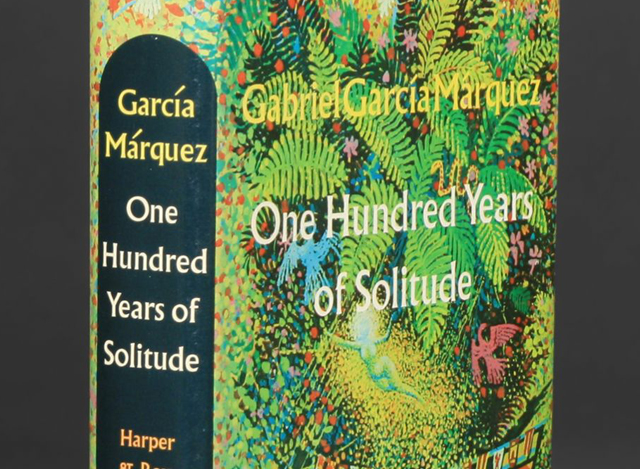 ဂါစီယာ မာကြတ္စ္ (Garcia Marquez) ေရးသားေသာ “One Hundred Years of Solitude” စာအုပ္အား ေတြ႕ရစဥ္ (ဓာတ္ပံု-အင္တာနက္)