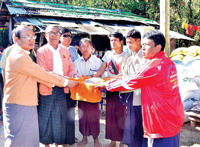 ေနရပ္စြန္ခြာတိမ္းေရွာင္သူမ်ားအား ရခိုင္ျပည္နယ္အစိုးရအဖြဲ႔မွ ေထာက္ပ့ံေငြေပးအပ္ေနစဥ္(MOI)