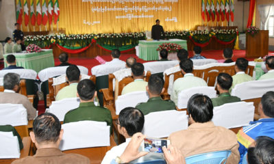 ကခ်င္ျပည္နယ္ ဗန္းေမာ္ ခရုိင္ရွိ ျပန္လည္စြန္႔လႊတ္ေျမမ်ားအား မူလေတာင္သူမ်ားထံသုိ ့လႊဲေျပာင္း ေပးအပ္ျခင္း အခမ္းအနား က်င္းပစဥ္(ဓာတ္ပုံ- Myanmar President Office)