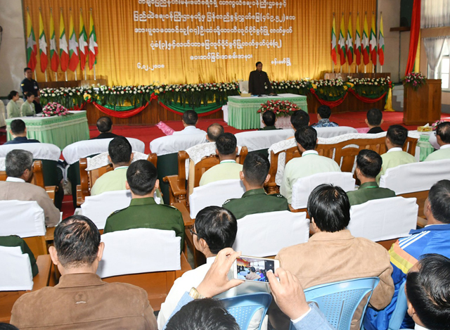 ကခ်င္ျပည္နယ္ ဗန္းေမာ္ ခရုိင္ရွိ ျပန္လည္စြန္႔လႊတ္ေျမမ်ားအား မူလေတာင္သူမ်ားထံသုိ ့လႊဲေျပာင္း ေပးအပ္ျခင္း အခမ္းအနား က်င္းပစဥ္(ဓာတ္ပုံ- Myanmar President Office)