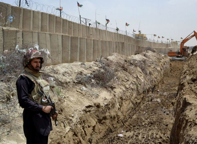 အာဖဂန္နယ္စပ္တစ္ေလွ်ာက္တြင္ ပါကစၥတန္စစ္တပ္က ျခံစည္းရိုးမ်ား တည္ေဆာက္ေနစဥ္ (ဓါတ္ပံု-အင္တာနက္)