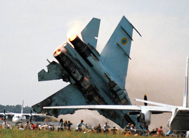 ယူကရိန္းႏုိင္ငံတြင္ ယခင္ကပ်က္က်ခဲ့သည့္ Su-27 တိုက္ဂ်က္ေလယာဥ္အားေတြ႕ရစဥ္ (ဓါတ္ပံု-အင္တာနက္)