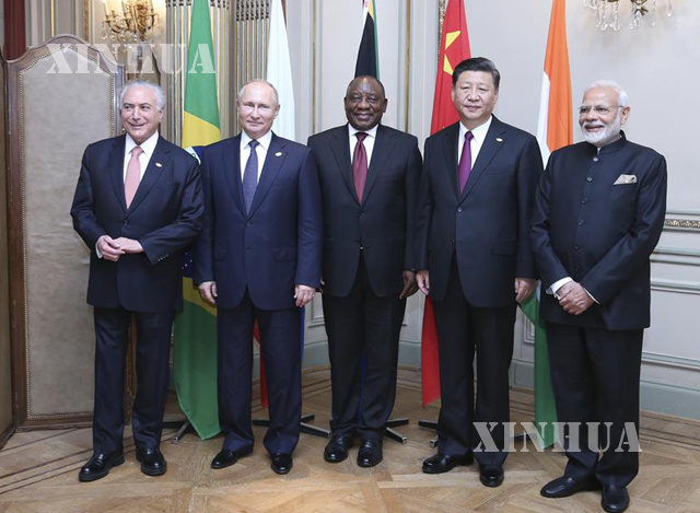 တ႐ုတ္ႏိုင္င့ ံသမၼတ ရွီက်င့္ဖိန္ (ယာဘက္ဒုတိယေျမာက္) ႏွင့္ BRICS အဖြဲ႕ဝင္ႏိုင္ငံ ေခါင္းေဆာင္မ်ားအား ေတြ႕ရစဥ္ (ဆင္ဟြာ)