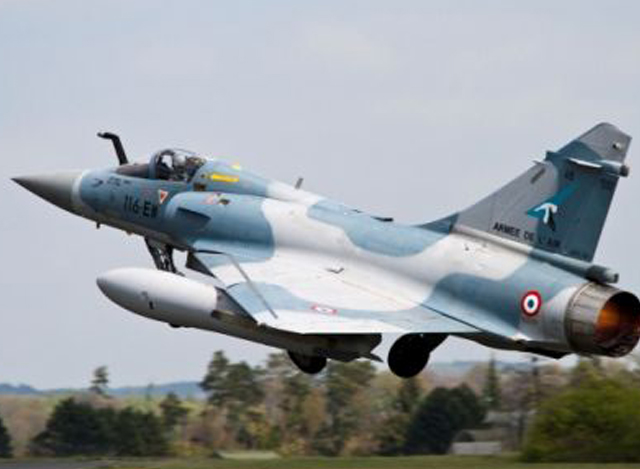 Mirage 2000 အမ်ိဳးအစား တိုက္ေလယာဥ္ တစ္စင္း အား ျမင္ေတြ႕ရစဥ္(ဓာတ္ပံု-အင္တာနက္)