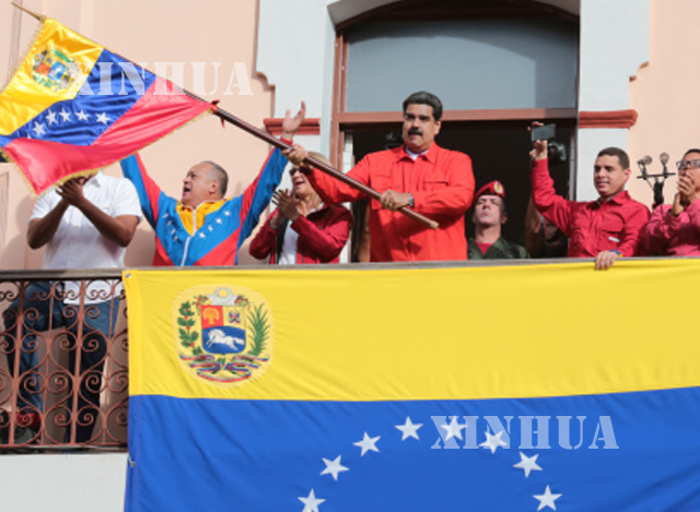 သမၼတ နီကိုးလပ္စ္ မာဒူ႐ုိ (Nicolas Maduro)အား သမၼတအိမ္ေတာ္အနီးတြင္ က်င္းပသည့္ လူထုစုေ၀းပြဲ၌ေတြ႔ရစဥ္ (ဆင္ဟြာ)