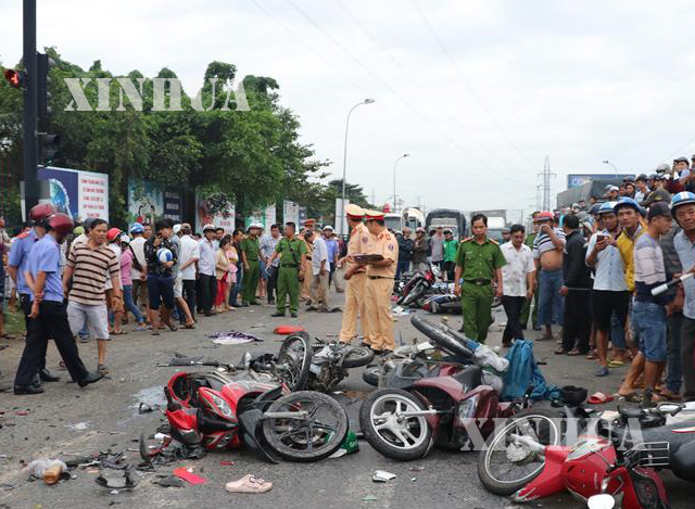 ဗီယက္နမ္ႏုိင္ငံ၌ ဇန္နဝါရီ ၂ ရက္က ျဖစ္ပြားခဲ့ေသာ ဆုိင္ကယ္တုိက္မႈျမင္ကြင္းအားေတြ ့ရစဥ္(ဆင္ဟြာ)