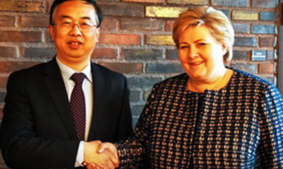 ေနာ္ေ၀ႏုိင္ငံ ၀န္ႀကီးခ်ဳပ္ Erna Solberg ႏွင့္ တ႐ုတ္ႏုိင္ငံသံအမတ္ႀကီး ၀မ္မင္အား ေတြ႔ရစဥ္ (ဓာတ္ပုံ-တရုတ္ျပည္သူ႔သမၼတႏုိင္ငံ ႏုိင္ငံျခားေရး၀န္ႀကီးဌာန)