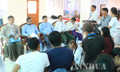 (၅၆) ၾကိမ္ေျမာက္ ေက်ာက္မ်က္ရတနာ ေရာင္းခ်မႈ သတင္းစာရွင္းပြဲ က်င္းပေနစဥ္ (ဆင္ဟြာ)