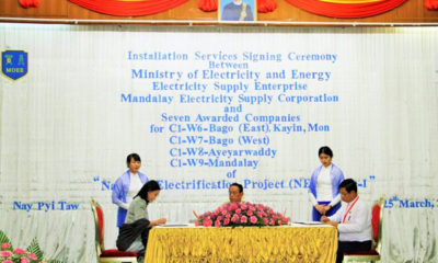 တည္ေဆာက္ေရး လုပ္ငန္း တင္ဒါ ေအာင္ျမင္သည့္ ကုမၸဏီမ်ား ႏွင့္ စာခ်ဳပ္ လက္မွတ္ ေရးထုိးစဥ္(ဓာတ္ပုံ - Ministry of Electricity and Energy,Myanmar )