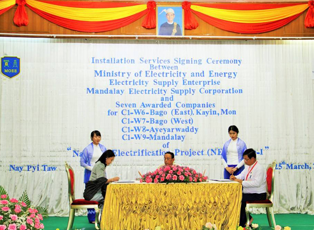 တည္ေဆာက္ေရး လုပ္ငန္း တင္ဒါ ေအာင္ျမင္သည့္ ကုမၸဏီမ်ား ႏွင့္ စာခ်ဳပ္ လက္မွတ္ ေရးထုိးစဥ္(ဓာတ္ပုံ - Ministry of Electricity and Energy,Myanmar )