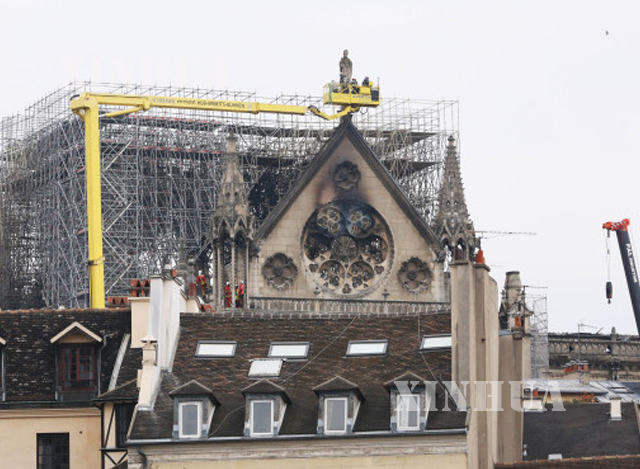 မီးေလာင္ပ်က္စီးသြားသည့္ ပဲရစ္ Notre Dameဘုရားေက်ာင္းအား ေတြ႔ရစဥ္(ဆင္ဟြာ)