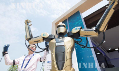 ေျခာက္ႀကိမ္ေျမာက္ China Robotop and Intelligent Economic Talent Summit တြင္ ျပခန္းျပသသူတစ္ဦးမွ စက္႐ုပ္ျဖင့္သ႐ုပ္ျပသေနစဥ္ (ဆင္ဟြာ)