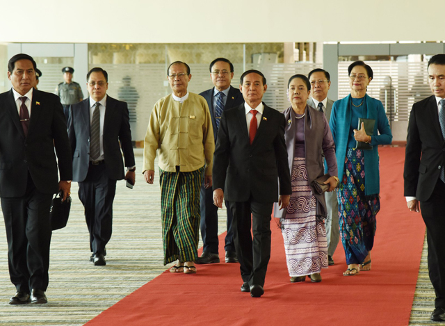 ႏုိင္ငံေတာ္သမၼတ ဦး၀င္းျမင့္ႏွင့္ ဇနီးတုိ ့ဦးေဆာင္သည့္ ကုိယ္စားလွယ္ အဖြဲ ့အား ေနျပည္ေတာ္ ေလဆိပ္၌ ေတြ ့ရစဥ္(ဓာတ္ပုံ - Myanmar President Office )
