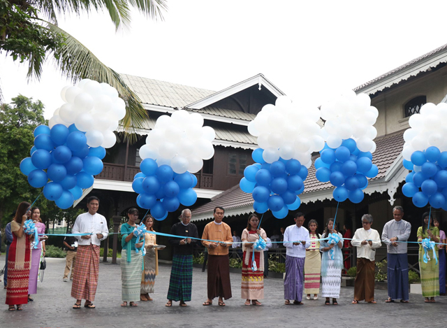 အျပာေရာင္ကမၺည္းျပားတပ္ဆင္ျခင္းအခမ္းအနားက်င္းပေနစဥ္ (ဓာတ္ပံု--YRG)