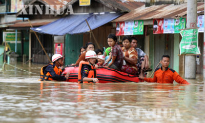 မိုးသည္းထန္စြာရြာသြန္းၿပီး ေရႀကီးေရလွ်ံမႈေၾကာင့္ ေရေဘးသင့္ သူမ်ားကို ကယ္ဆယ္ေရးျပဳလုပ္ေနစဥ္(ဆင္ဟြာ)