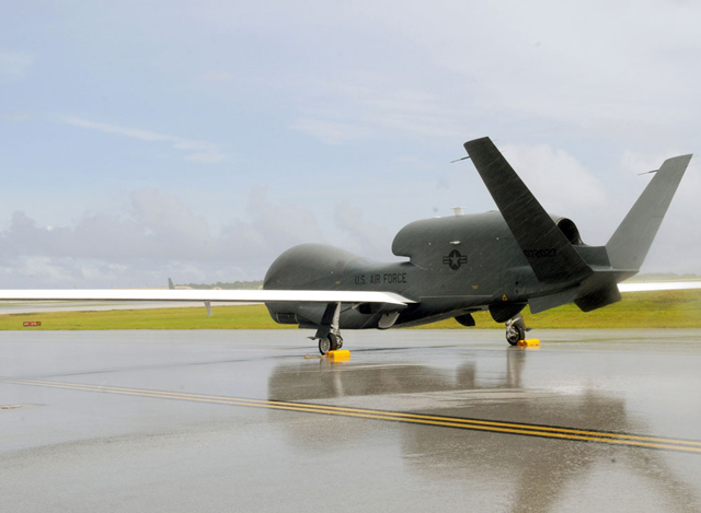 အေမရိကန္ေလတပ္၏ RQ-4A Global Hawk ေမာင္းသူမဲ့ေလယာဥ္တစ္စီး အားေတြ႕ရစဥ္။(အင္တာနက္)