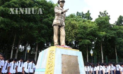 ၂၀၁၉ခုႏွစ္ ဇူလိုင္လ ၁၉ ရက္ ၇၂ ႏွစ္ေျမာက္ အာဇာနည္ေန႔တြင္ ရန္ကုန္တိုင္းေဒသႀကီး၊ ဗဟန္းျမိဳ႔နယ္ရိွ ဗိုလ္ခ်ဳပ္ေအာင္ဆန္းေၾကးရုပ္တုသို႔ ျပည္သူမ်ား လာေရာက္ ဂါရဝျပဳၾကစဥ္ (ဆင္ဟြာ)