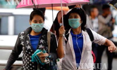 H1N1 ပိုးကူးစက္မႈမရွိရန္ maskတပ္ဆင္သံုးစြဲသူအားေတြ႔ရစဥ္ (ဓာတ္ပံု- ဆင္ဟြာ)