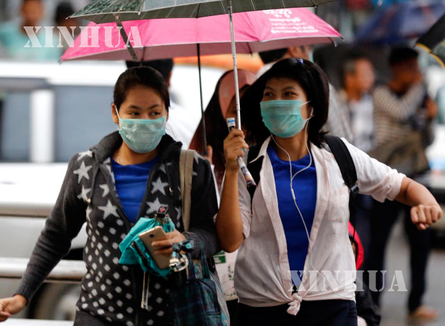 H1N1 ပိုးကူးစက္မႈမရွိရန္ maskတပ္ဆင္သံုးစြဲသူအားေတြ႔ရစဥ္ (ဓာတ္ပံု- ဆင္ဟြာ)