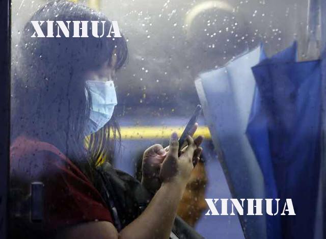 H1N1 ပိုးကူးစက္မႈမရွိရန္ maskတပ္ဆင္သံုးစြဲသူအားေတြ႔ရစဥ္ (ဓာတ္ပံု- ဆင္ဟြာ)