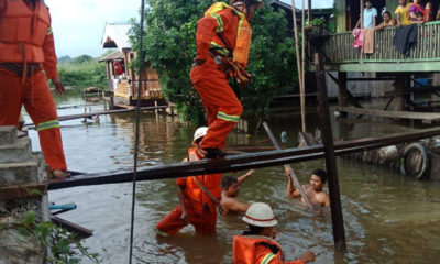 ကခ်င္ျပည္နယ္၊ ဗန္းေမာ္ခ႐ိုင္၊ ေရႊကူၿမိဳ႕ တြင္ ျမန္မာနုိင္ငံ မီးသတ္တပ္ဖြဲ႔က ေရႀကီးမႈအား ကူညီေဆာင္ရြက္ေနစဥ္ (ဓာတ္ပံု-- MFF)