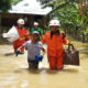 မႏၱေလးတုိင္းေဒသႀကီး အတြင္း ျမစ္ေရျမင့္တက္လာမႈေၾကာင့္ မီးသတ္တပ္ဖြဲ႔၀င္မ်ား ကယ္ဆယ္ေရး ေဆာင္ရြက္ေနစဥ္ (ဓာတ္ပုံ - Myanmar Fire Services Department )