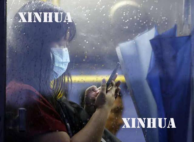 H1N1 ပိုးကူးစက္ မခံရေအာင္ mask တပ္ဆင္ သြားလာေနသူ တစ္ဦးအား ေတြ႔ရစဥ္ (ဆင္ဟြာ)