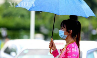 H1N1 ေရာဂါ ကူးစက္ မခံရေအာင္ mask တပ္ဆင္ သြားလာေနသူ တစ္ဦးအား ေတြ႔ရစဥ္ (ဆင္ဟြာ)