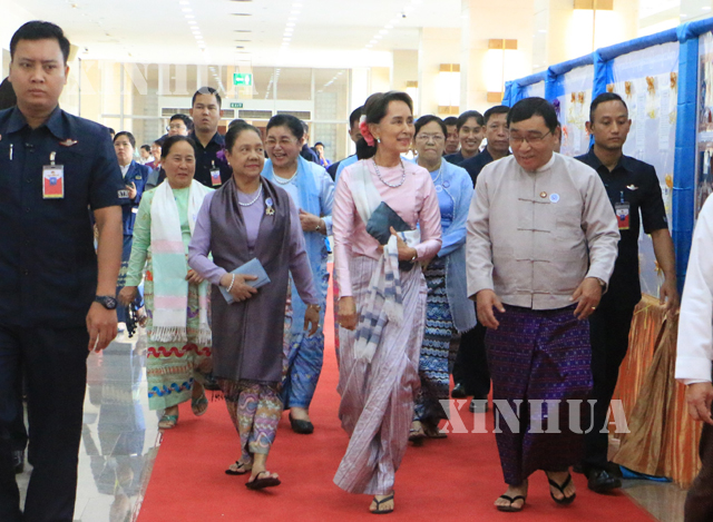 ႏိုင္ငံေတာ္၏ အတိုင္ပင္ခံ ပုဂၢိဳလ္ ၾကြေရာက္လာစဥ္။(ဆင္ဟြာ)